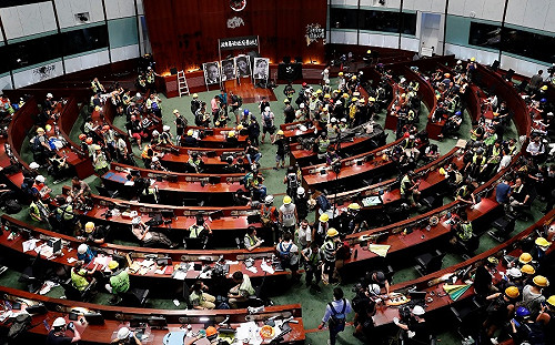 一起走！民眾強忍害怕架走死守義士：更怕明天看不到戰友