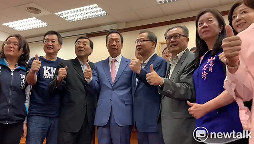 當大破大立總統！郭台銘鞠躬拜託藍委　一同讓立院過半