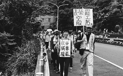 (影)罷工空服員「苦行」被看衰　家人反擊：空姐最擅長走路