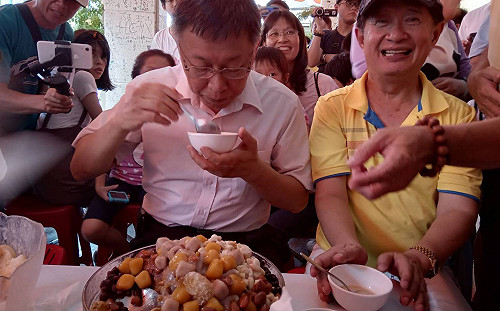 柯P哈瑪星吃冰 柯粉韓粉各為其主高喊凍蒜尬場