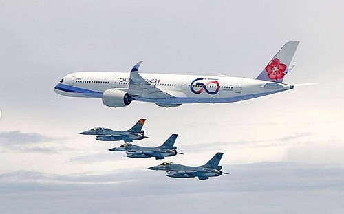 蔡總統出訪拚外交   IG分享F-16伴飛照機尾翅有亮點