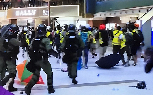 反送中》港沙田遊行清場警民衝突 16男17女遭拘捕