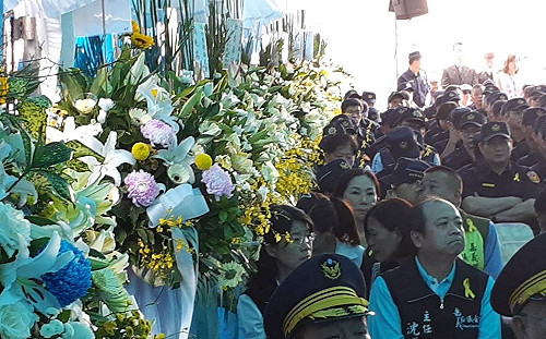 （影）李承翰告別式 台鐵200列車鳴笛3秒致敬