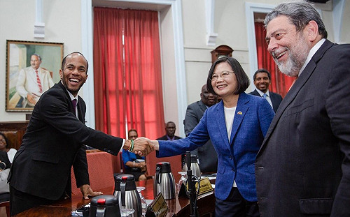 小英訪聖文森握手挺台部長布朗  網路暴動喊辛苦了