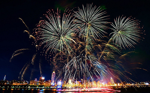 昇華愛情！大稻埕、漁人碼頭七夕煙火秀接力照耀雙北夜空