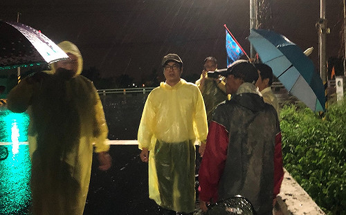高雄淹大水！陳其邁冒雨勘災  網友呼：謝謝「陳市長」