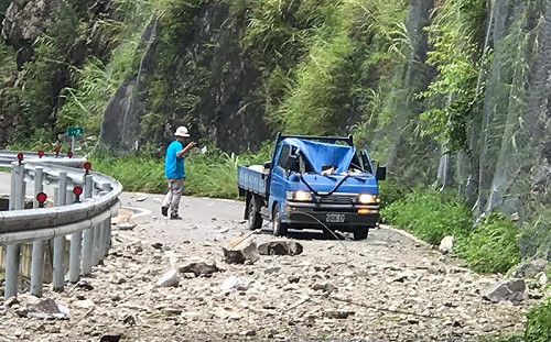 中橫便道無預警落石擊中小貨車 1人死亡