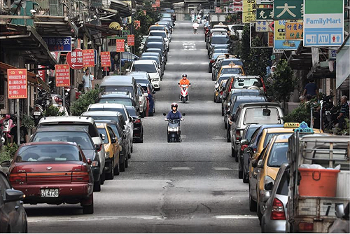 「波浪般的街道」？攝影愛好者持「大砲」慕名前往基隆