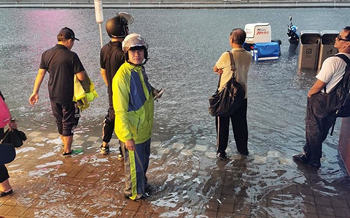 豪雨襲北台！ 北市忠孝東路積水嚴重漫入騎樓
