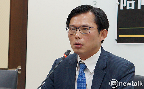 才開記者會又閃電現身桃機  黃國昌「實地了解一些狀況」