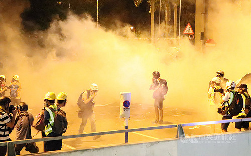 西鐵元朗站警民爆衝突  申請人稱29萬人行街