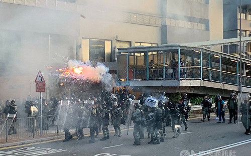 反送中4小時游擊巷戰  港警：拘49人