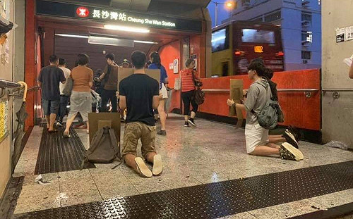 4年輕人默跪地鐵站3小時 呼籲港民加入全港大罷工