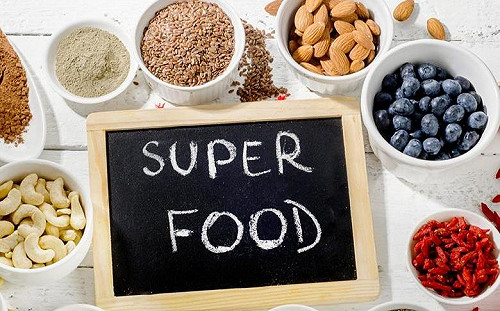 別一窩蜂搶著吃！你以為的「超級食物」可能只是一種營銷手段！