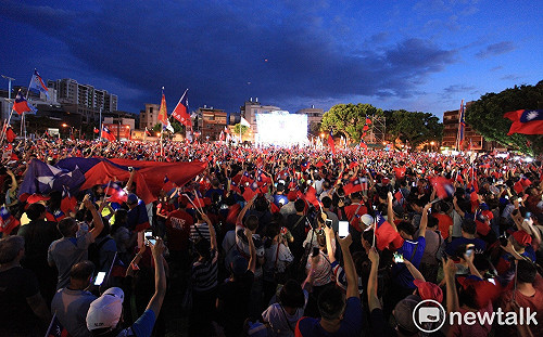 (影)3萬韓粉齊唱「夜襲」　中壢首見「韓國瑜夜市」