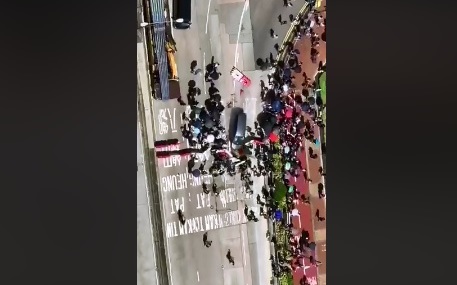 快訊》天安門翻版！港元朗廂型車衝撞人群  車過人倒