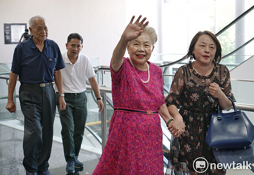 柯P「台灣民眾黨」大會恩師、父母到場 多位市府官員做創黨人