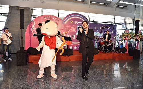 用歌聲傳愛  桃園機場首次跨夜 Live Band音樂會