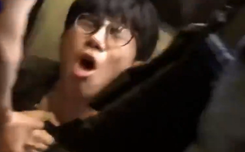 把雷射筆當攻擊性武器？ 港星諷問：那「藤條」呢？