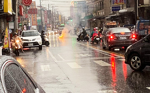 雷擊起火！台電線路遭雷擊斷落 八德廣福路交通管制