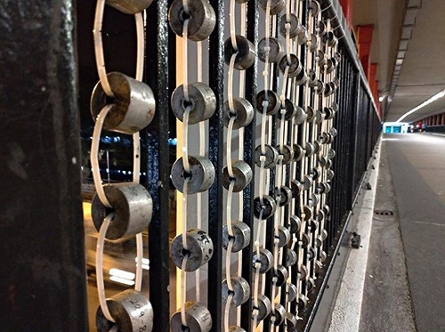 催淚彈遍地開花 大埔居民撿催淚彈殼製「自由之橋」