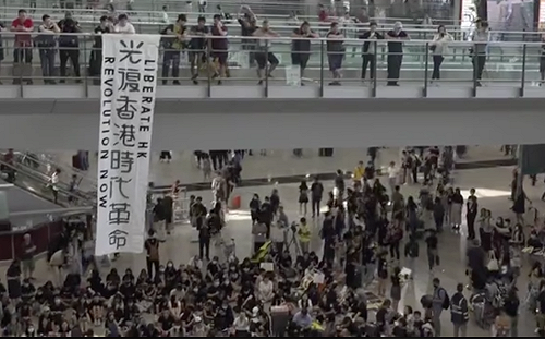 反送中》萬人接機集會開跑！逾千人靜坐、氣氛平和