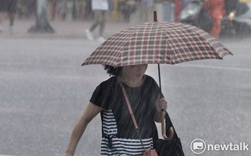 南台灣36度熱爆！氣象署示警：午後雨彈恐連掃中南部3天