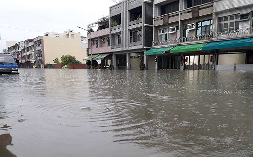 黃偉哲宣布停班停課 網揶揄：高雄沒市長、急尋韓國瑜