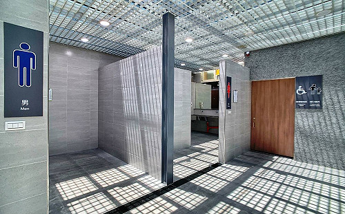 上廁所也能欣賞光影之美！新竹火車站公廁變身鋼構玻璃帷幕