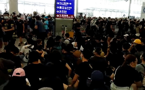 反送中》疑似公安男子香港機場挨打  中媒控無辜遊客遭圍毆