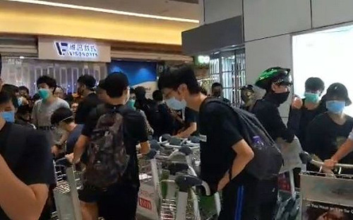 反送中》香港機場再度塞爆抗議民眾  市區預辦登機截止時間提前