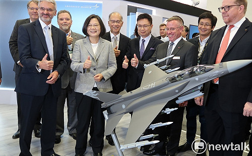 採購F-16V   蔡英文今坐進美軍火商模擬駕駛艙