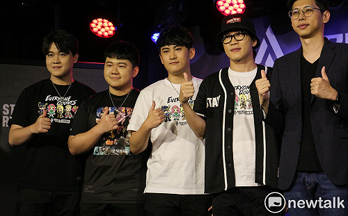 STAYREAL、《傳說》跨界合作！人氣戰隊TXO著聯名潮衫站台