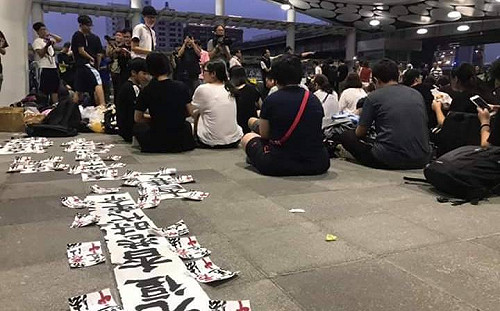 表達「撐香港，護民主」訴求 數百台港青年高雄車站靜坐、集會