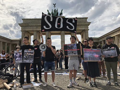 港人柏林示威 批評港警暴力鎮壓