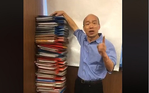 (影)韓國瑜PK蘇貞昌 等身高公文當背景開嗆