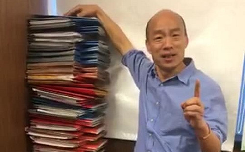 韓國瑜堆等身高公文嗆蘇揆 她批：賣膏藥般作秀