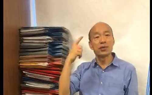 韓國瑜「比人高」公文   Wecare高雄：一個鬧劇、一個悲劇