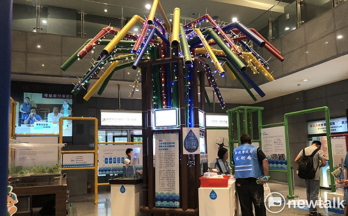 水管變藝術 讓小孩眼睛手腳都離不開她