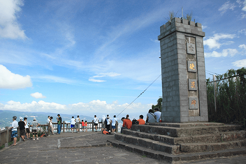 揮灑汗水嚐美食！中秋登頂硬漢嶺拿證書品柚香