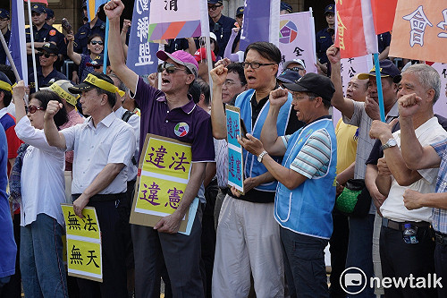 快訊》軍公教年改釋憲案僅一項違憲 場外人士抗議