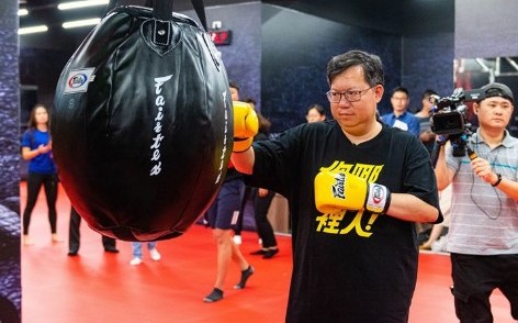 館長指導鄭文燦健身　林右昌下戰帖約基隆空中跑道見