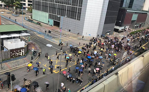 反送中》觀塘遊行示威者  與數百防暴警察對峙