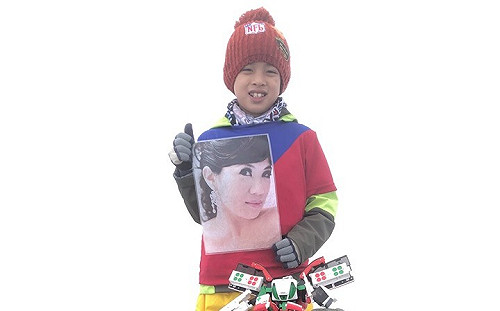 「媽咪，我揹妳一起來玉山主峰！」 8歲童攜母親遺照攻頂