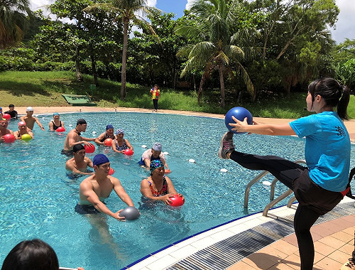 (影)笑翻了！千歲水上芭蕾  原民銀髮族載浮載沉自嘲爆笑人生 