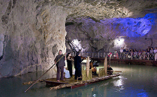 窄舟上拉大提琴 翟山坑道化身最佳音樂廳