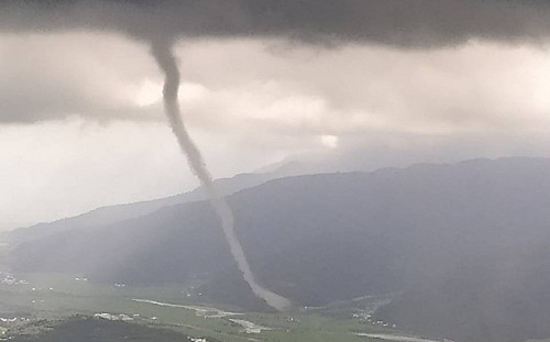 奇景！六十石山龍捲風　遊客讚：實在是太美了