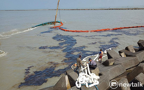 布袋商港貨輪漏油污染海域 嘉縣環保局將開罰