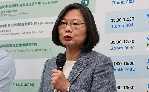 蔡英文痛斥中國：散播假消息挑撥分化的強權  不會對它天真無知