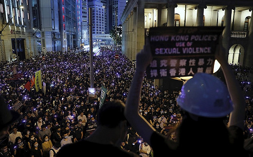 反送中》控訴港警性暴力  #MeToo集會3萬人擠爆遮打花園